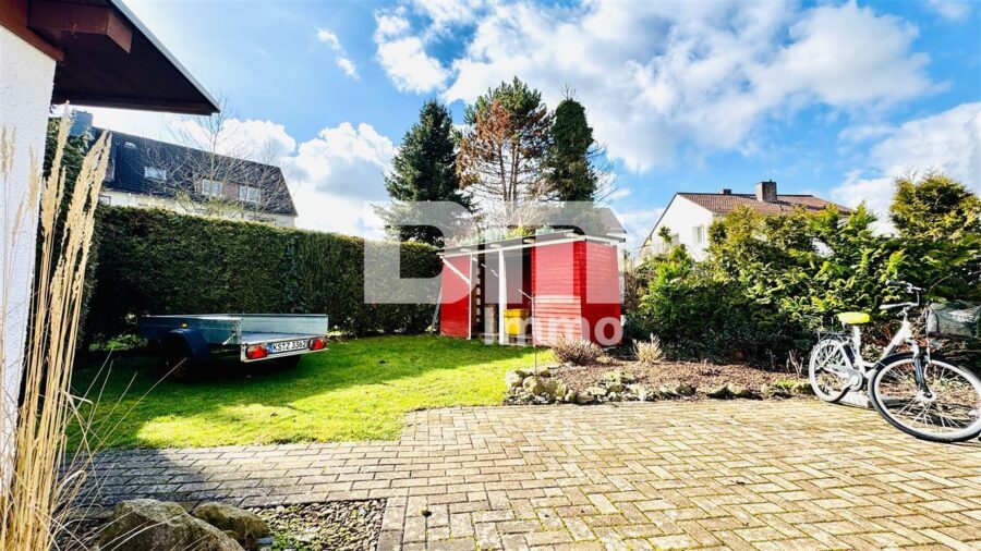 Ein- bis Zweifamilienhaus mit 2 Terrassen, Garage und angelegtem Gartenbereich - Innenhof / Gartenbereich / Holzunterstand